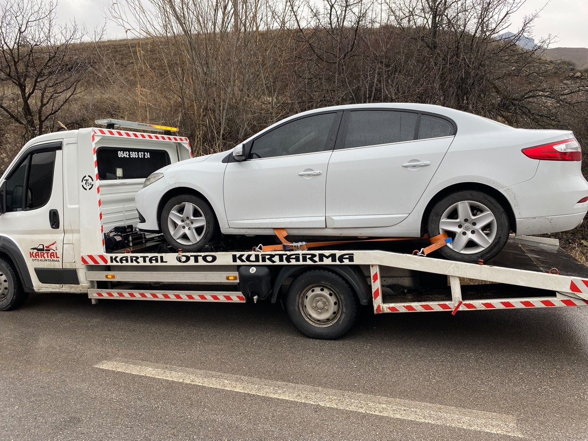 Kartal Oto Kurtarma çekicisi araç taşırken