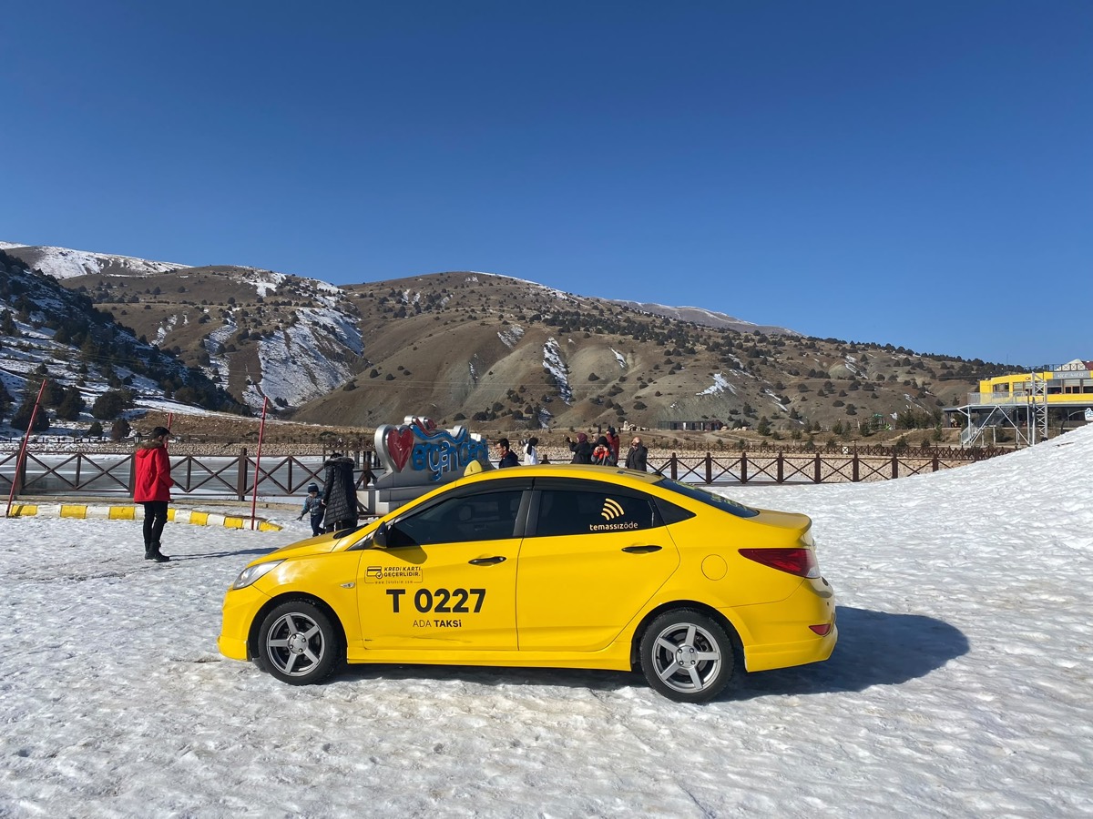 Kayak merkezinde karlar üzerinde sarı taksi